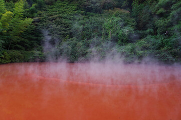 赤い泥が噴出した温水の池