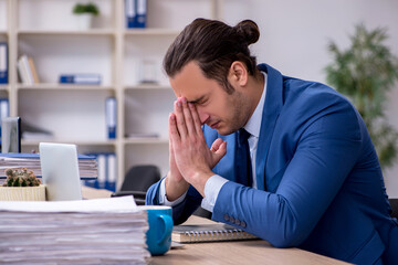 Obraz premium Businessman working in the office