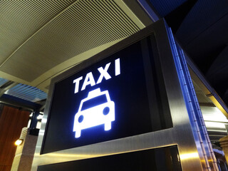 夜のタクシー乗り場 © Paylessimages