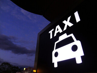 夜のタクシー乗り場 © Paylessimages