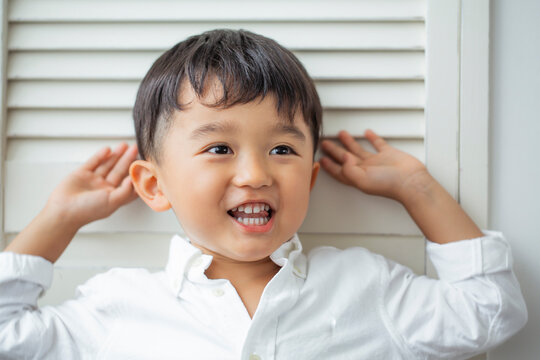 おどける日本人男の子