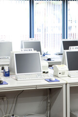 Fototapeta na wymiar 図書室に置かれているパソコン