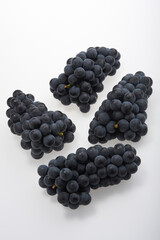 一房ずつランダムに並んだブドウ