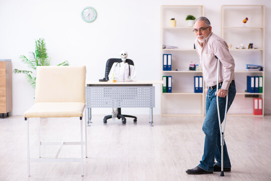 Old leg injured man visiting dead doctor