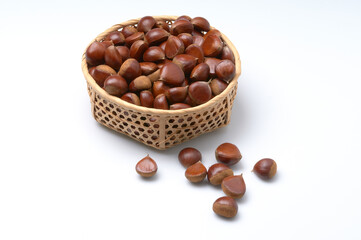 竹籠に盛られた栗の実