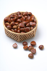 竹籠に盛られた栗の実