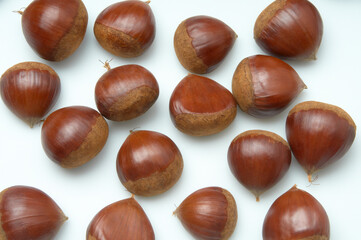 バラバラに置かれた栗の実