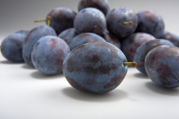 プルーン手前の1個にフォーカス