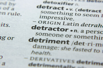 Obraz premium Word or phrase Detractor in a dictionary.