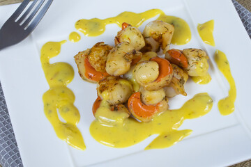 saint-jacques cuisiné avec une sauce safran