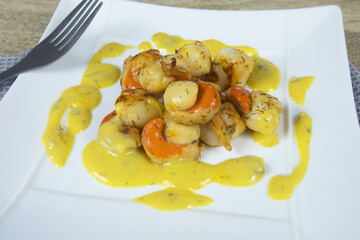 saint-jacques cuisiné avec une sauce safran