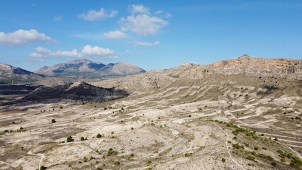 Cielo Con Nubes sobre amplio Valle con sol radiante
