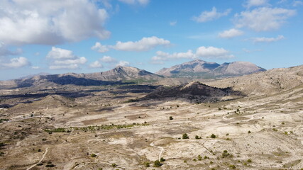 Cielo Con Nubes sobre amplio Valle con sol radiante
