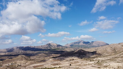 Cielo Con Nubes sobre amplio Valle con sol radiante