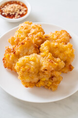 fried corn with sauce