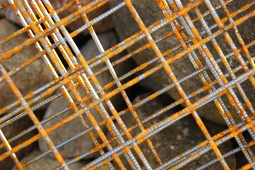 metal mesh hiding stones - металическая сетка скрывающая камни