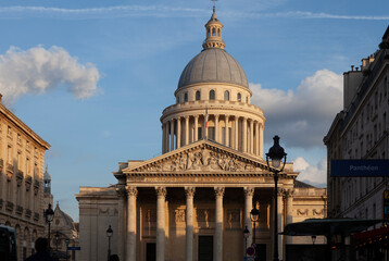 panthéon à paris au soleil