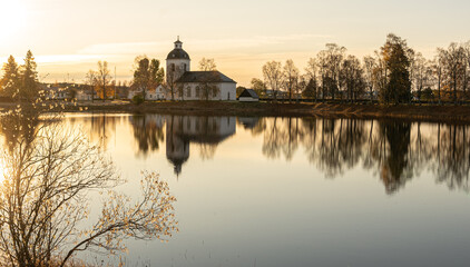 kirche am see in der nähe von östersund in schweden