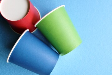 紙コップ　カラフル　