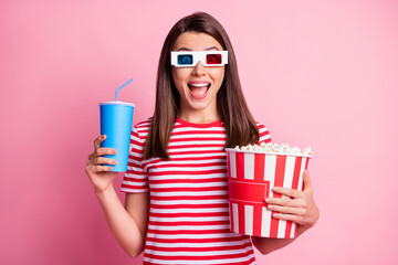 Photo portrait of surprised cheerful girl wearing 3d glasses holding pop corn cup of fizzy drink...