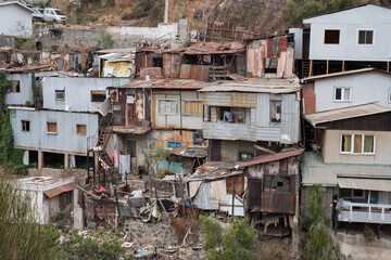 bidonville à Valparaiso avec vue sur des maisons construites en tôle de fer 