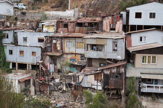 bidonville &agrave; Valparaiso avec vue sur des maisons construites en t&ocirc;le de fer 