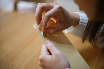 切手をはがす女性