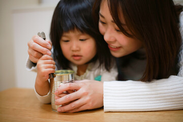 缶詰を開ける親子