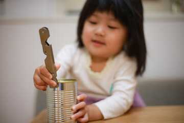 缶詰を開ける女の子