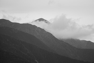 雲の向こうに見える頂　聖岳　モノクロ