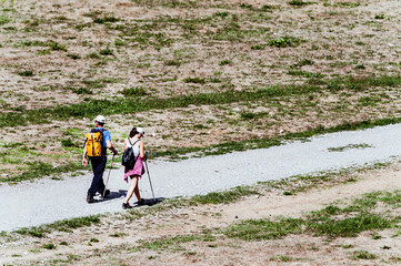 Obraz premium Couple de randonneurs en train de marcher en montagne