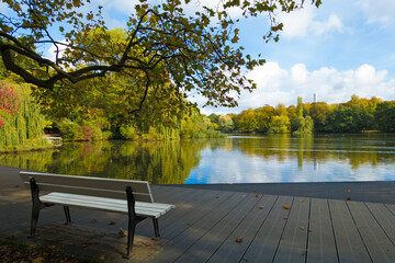 Blick von der Parkbank auf den See im Schrvenpark in Kiel im Herbst