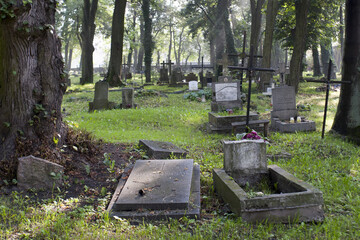 stary zaniedbany cmentarz katolicki