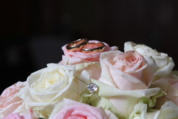 Fototapeta na wymiar wedding bouquet with two wedding rings on top 
