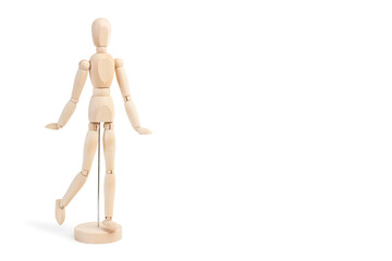Muñeco de madera articulado sobre fondo blanco liso y aislado. Vista de frente. Copy space