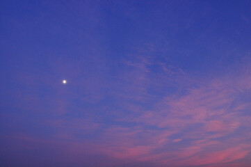 月と夕焼け空