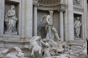 Naklejka premium famous landmark trevi fountain in rome city center italy