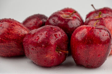 Obraz premium Pile of red apple with clear water drop on shell surface texture pattern isolated, white background