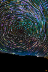 Foto notturna scattata con sony alpha eseguendo uno star trail in montagna