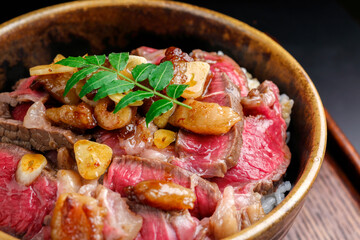 レアステーキ丼