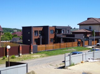 Naklejka premium modern house in the city