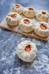 Cooking meat pies out of the dough with an alternative flour is gluten-free. Slow baking, healthy home baking.
