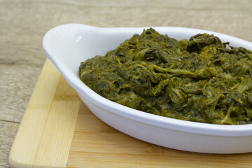 plat d'épinards cuit sur une table