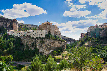 Fototapeta na wymiar Vista alejada del Parador Nacional de Turismo en Cuenca, España. Ubicado en un antiguo convento del siglo XVI