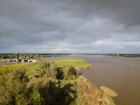 Weser und Hunte Fluss nahe Elsfleth mit Regenbogen und Klappbr&uuml;cke, Hubbr&uuml;cke