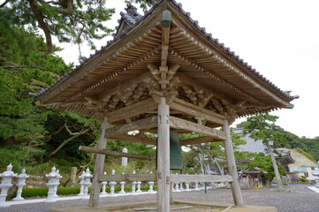 誕生寺の鐘楼と石灯籠が並ぶ中庭