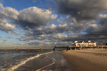 Abendstimmung am Ostseestrand / Ahlbecker Seebrücke im herbstlichen Abendlicht