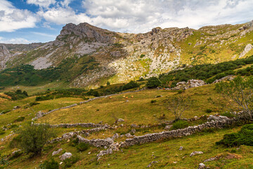 Fototapeta na wymiar Valles y montañas del Parque Natural de Somiedo en Astúrias