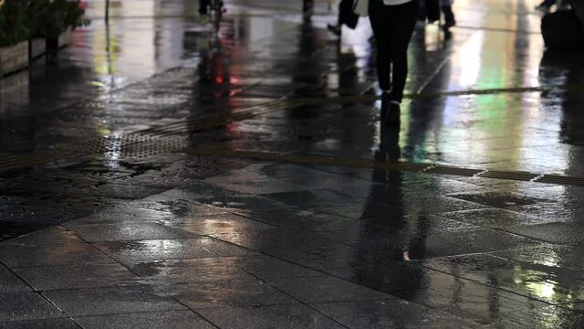 夜　雨の日　駅前　歩く人々