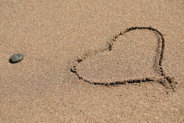 바닷가의 모래 위에 그린 하트